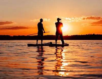Folder_SUP_Donau Person mit StandUp Paddleboard auf der Donau